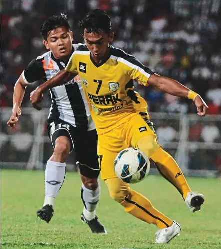  ?? — ZABIDI TUSIN / The Star ?? You are not getting this: Perak striker Mohd Hafiz (right) shields the ball away from Terengganu’s Muhd Fakhrurazi during their FA Cup first-leg quarter-final match in Kuala Terengganu yesterday.