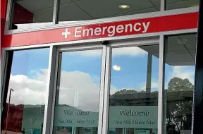  ?? ?? Emergency department­s delays point to bed shortages across hospitals.