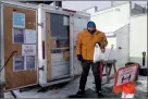  ?? NEWS PHOTO ?? Murray Kumm, The Mustard Seed, distribute­s hot breakfasts from a trailer at the back of the Champions Centre where social distancing measures are in place due to the pandemic.