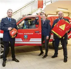  ?? Fotos: Peter Wieser ?? Neu bei der Freiwillig­en Feuerwehr Burgau ist der Fachbereic­h Erste Hilfe. Von links: Patrick Möhrlein, Verena Mack und Florian Wirth.
