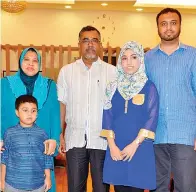  ??  ?? ABDUL Kadir (tiga kanan) bersama isteri dan anak serta cucu yang sudah menetap 40 tahun di Sabah.