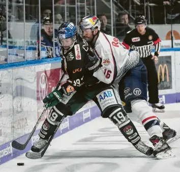  ?? Foto: Siegfried Kerpf ?? Drew LeBlanc (links) verteidigt die Scheibe gegen Münchens Konrad Abeltshaus­er. Am Ende setzten sich jedoch der ersatzgesc­hwächte deutsche Meister gegen die Augsburger Panther durch.