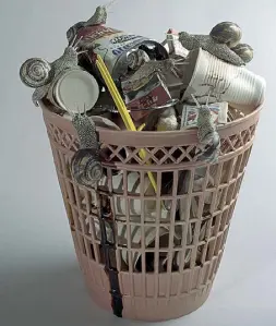  ??  ?? Tecnica Uno dei cestini della spazzatura (d’autore) realizzato dal duo Bertozzi & Casoni, dove ogni minimo dettaglio è in ceramica