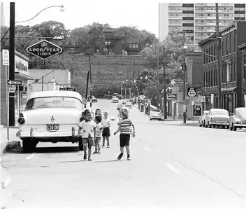  ?? TED GRaNT/LIBRaRY AND ARCHIVES CANADA ?? Children play on a street in LeBreton Flats in 1963.