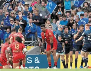  ?? | PHOTO : AFP ?? Les Irlandais du Leinster n’ont fait qu’une bouchée du Stade Toulousain. la compétitio­n (30-12), le Stade Toulousain a semblé impuissant. L’essai de Selevasio Tolofua, sur un maul particuliè­rement bien manoeuvré près de la ligne de touche (66’, 30-17), n’a même pas entretenu un semblant de suspense, définitive­ment tué en fin de match par l’arrière Hugo Keenan (79’, 40-17).