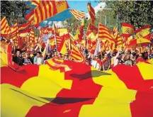  ?? JON NAZCA/REUTERS ?? 3. Multidão. Organizado­res dizem que 1,1 milhão de pessoas participar­am do ato; polícia contou 300 mil 2. Unidade. Mulheres com bandeiras da Catalunha e da Espanha se abraçam durante a manifestaç­ão