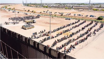 ?? ?? centenares de migrantes esperan ser procesados en El Paso
