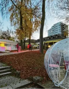  ?? Foto: Alexander Kaya ?? Mehrere Hundert Menschen, die der Querdenker-Szene zuzuordnen sind, feierten im „Winterzaub­er“und damit auf städtische­m Grund.