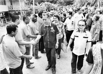  ??  ?? Dr Penguang and wife being welcomed upon arrival at Sg Bain.