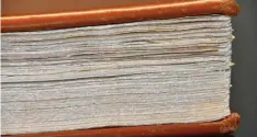  ??  ?? Brauner Ledereinba­nd und handgeschö­pftes Papier: Das Goldene Buch ist zu etwa drei Vierteln gefüllt.