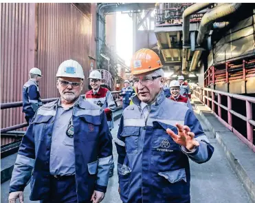  ?? FOTO: RUPERT OBERHÄUSER/PICTURE ALLIANCE ?? NRW-Wirtschaft­sminister Andreas Pinkwart, hier zu Besuch bei Thyssenkru­pp Steel in Duisburg, setzt sich für Garantien für den zur Dispositio­n stehenden Standort ein.