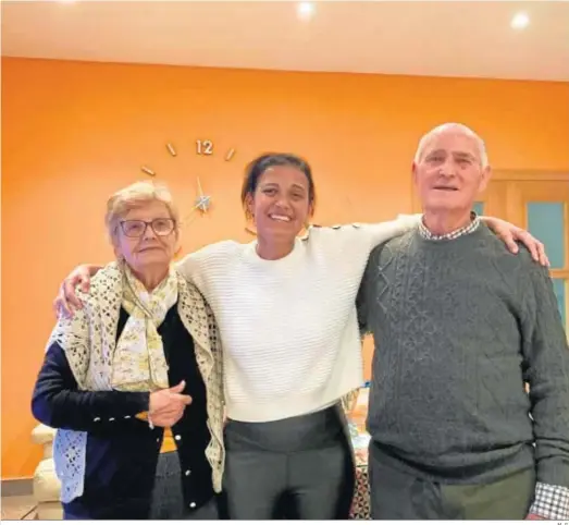  ?? M. G. ?? María del Carmen Mendoza posa sonriente en una foto con sus padres.
