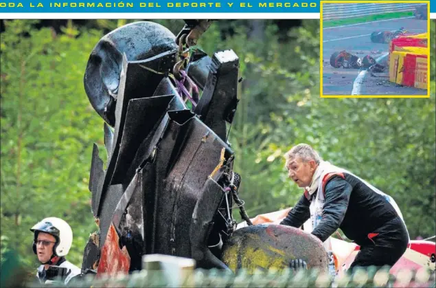  ??  ?? TRAGEDIA. Los operarios del circuito retiran el monoplaza del piloto francés tras su brutal accidente. El coche quedó partido por la mitad en el asfalto de Spa.