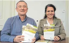  ?? FOTO: HOFER-RUNST ?? Horst Weisser und Heike Gumsheimer mit dem gedruckten Jahresprog­ramm.