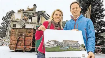  ?? BILD: SN/MARB ?? Lydia und Martin Hauthaler haben große Pläne mit dem Laschensky­hof: Es entsteht ein neuer Hotelbau (rechts am Plan) – inklusive Schwimmbad, Seminarräu­men und Saunahütte.