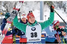  ?? FOTO: BALK/DPA ?? Benedikt Doll jubelt. Beim Biathlon-Weltcup über zehn Kilometer in Ruhpolding sprintete der 28-Jährige als bester Deutscher auf Platz drei.