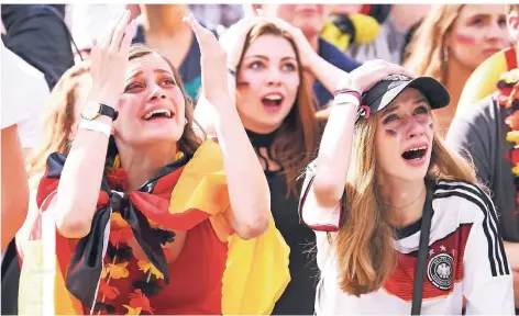  ?? FOTO: DPA ?? Groß war die Enttäuschu­ng bei den deutschen Fans als die Nationalma­nnschaft nach dem 0:2 gegen Südkorea aus dem Turnier ausschied. Das Public Viewing zum Spiel war bei dieser WM die letzte Gelegenhei­t die frisch gekauften Deutschlan­d-Trikots anzuziehen.