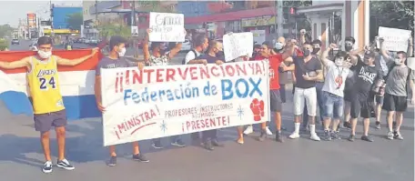  ??  ?? Un grupo de atletas e instructor­es se manifestar­on el fin de semana frente a la SND. Buscan ser atendidos por la ministra Morales.