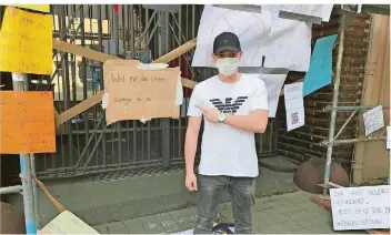  ?? FOTO: DIETMAR KLOSTERMAN­N ?? Markus Zemmer, Abiturient am Illtal-Gymnasium in Illingen, steht am Freitagmor­gen vor dem Bildungsmi­nisterium in Saarbrücke­n, um die „stille Demo“mit Plakaten für ein Durchschni­ttsabitur zu unterstütz­en.