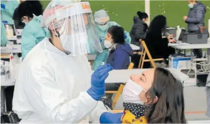  ?? Foto: Patxi Cascante ?? Una sanitaria realiza una prueba de detección covid a una joven.