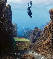  ?? Oceano Azul Expedition/National Geographic Pristine Seas/Manu San Félix ?? Mergulhado­r em expedição ao fundo do mar dos Açores