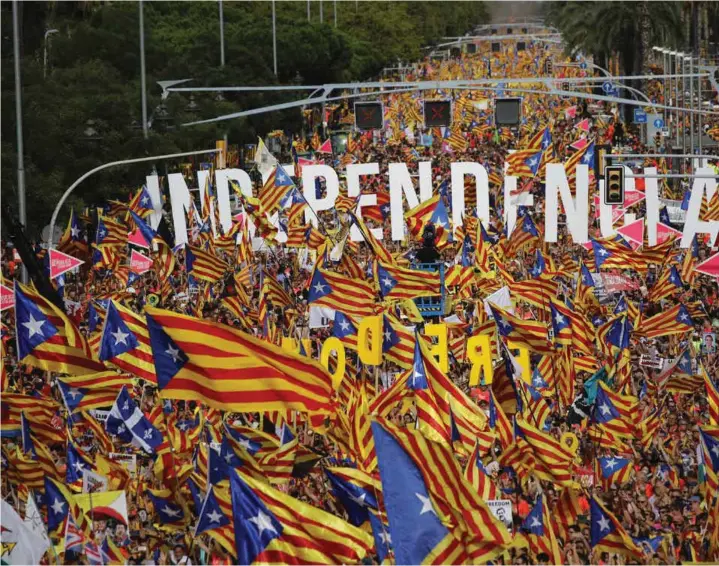  ??  ?? MOBILISERI­NG: Katalanske separatist­er har flere ganger samlet store demonstras­joner mot rettssaken som startet mandag denne uken. Dette bildet er fra den katalanske nasjonalda­gen på en celonas hovedgater, La Diagonal, 11. september i fjor.