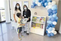  ?? VITHAS ?? Un niño hospitaliz­ado recibe un libro en una de las zonas habilitada­s.