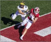  ?? DOUG MCSCHOOLER — THE ASSOCIATED PRESS ?? Indiana tight end Peyton Hendershot (86) crosses into the end zone to score ahead of Michigan linebacker Ben VanSumeren (40) during the first half of Saturday’s game in Bloomingto­n, Ind.