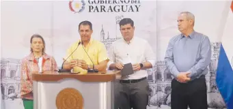  ?? ?? Maris Llorens, el ministro Carlos Giménez, José Carlos Martin y el Pdte. de la OMSA, Hugo Idoyaga.