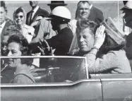  ??  ?? John F. Kennedy, quelques instants avant son assassinat, le 22 novembre 1963, à Dallas. - Archives