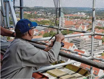  ?? Fotos: Dagmar Hub ?? Zum Tag des offenen Denkmals am Sonntag konnten Menschen mit Behinderun­g den Münstertur­m in Ulm hinauffahr­en. Christian von Coelln genießt zum ersten Mal in seinem Leben die Aussicht von dort oben.