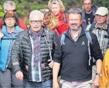  ??  ?? Mit vielen Gästen waren Landrat Thomas Hendele (vorne links) und Manuel Andrack (r.) unterwegs.