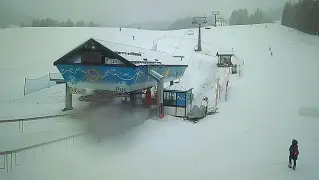  ??  ?? La copertura La zona del Socrepes, nei pressi di Cortina, dopo la nevicata di ieri mattina. Solo una spruzzata, invece, in città