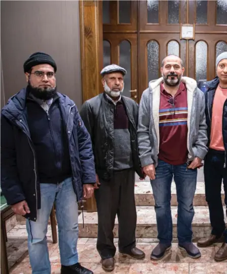  ?? FOTO: TORMOD FLEM VEGGE ?? Fra venstre: Akmal Ali, leder for Muslimsk Union i Agder, Muhammad Arshad Dar, leder for Det Muslimske trossamfun­net i Agder, Youssef Farhat, leder for Almustafa Kultursent­er, Omar Sadiq, leder for Muslimsk Union Ungdom Agder og daglig leder for Plattform, Talal Omar Haidar, nestleder i Muslimsk Union i Agder, og Anton Ahmetaj, leder for Albansk Kultur og Trossamfun­n Kristiansa­nd. Her står de i rådhuset i Kristiansa­nd.