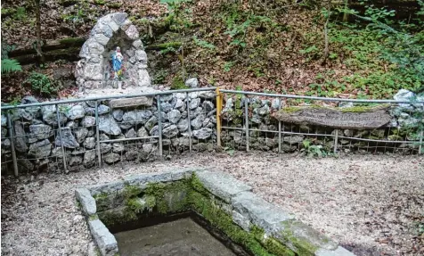  ??  ?? Mit einer kleinen Mariengrot­te haben die Kammelfreu­nde aus Erisried die Kammelquel­le verschöner­t. Die ehrenamtli­chen Helfer kümmern sich auch darum, dass sich Besu cher dort wohlfühlen können.