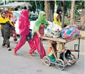  ??  ?? Migrant labourers make their way back home after the easing of the lockdown