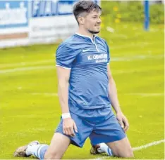  ?? Foto: Ernst Mayer ?? Ichenhause­ns Stürmer Sebastian Hofmiller gelangen nach seiner Einwechslu­ng zwei Tore gegen den FC Ehekirchen.