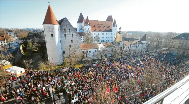  ?? Fotos: Manfred Dittenhofe­r ?? Wann hat es das schon mal auf dem Paradeplat­z in Ingolstadt gegeben? Die Polizei schätzte über 6000 Menschen.