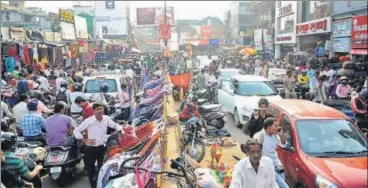  ?? DEEPAK GUPTA/HT ?? ▪ Encroachme­nts rule the road in Aminabad market area of Lucknow and (below right) traffic chaos at Qaierbagh.