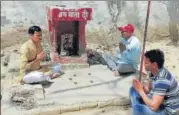  ?? HT PHOTOS ?? Devotees praying at their home while sitting at one metre distance from each other in Agra.