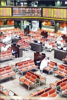  ?? Photo by Mahmoud Jadeed ?? Photo shows traders at KSE. The bourse closed higher on Sunday.