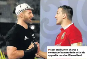  ??  ?? > Sam Warburton shares a moment of camaraderi­e with his opposite number Kieran Read