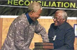 ?? TELAM ?? FINAL. Mandela recibe de Desmond Tutu el informe de la Comisión.