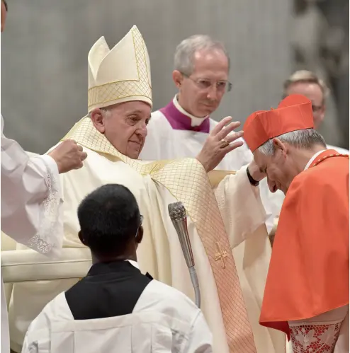  ?? L’attimo ?? Papa Francesco impone la berretta cardinaliz­ia a monsignor Matteo zuppi (Servizio fotografic­o vaticano)