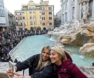  ?? (foto Claudio Guaitoli) ?? Selfie-ricordo a Fontana di Trevi piena di turisti