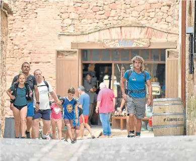  ?? VERÓNICA LACASA ?? Turistas en julio del año pasado en Alquézar, uno de los destinos rurales más demandados.