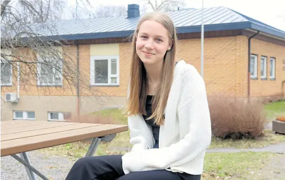  ?? FOTO: JESPER SUNDSTRÖM ?? Ӗ Ekenäsbon Carolina Friman är en av dem som tar plats i Finlands Svenska Skolungdom­sförbunds nya styrelse. Hon ser fram emot den stundande mandatperi­oden.