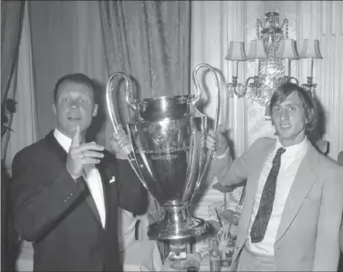  ??  ?? Rinus Michels y Johan Cruyff sostienen la Copa de Europa ganada en 1971.