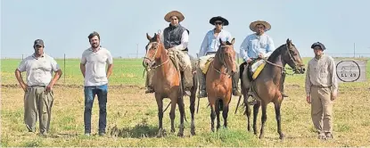  ?? ?? Equipo. Los encargados del campo de cría y la cabaña Angus. En total la empresa emplea a unas 35 personas