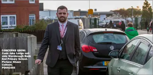  ?? ?? CONCERNS GROW: Coun Jake Lodge outside Worsbrough Bank End Primary School. Picture: Shaun Colborn.
PD091655